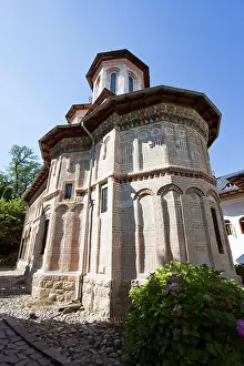 Wallachia: Monastery Manastirea dintr-un Lemn, a garden
