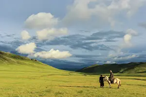 Steppes: Mongolian horseman in the steppe in the late afternoon - Mon