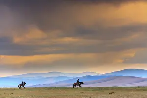 Steppes: Mongols rider in the steppe - Mongolia Arkhangai