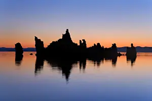 Mono: Mono Lake - bizarre tufa formations reflecting in