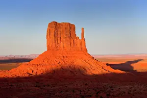 Mitten: Monument Valley - famous sandstone butte West Mitten