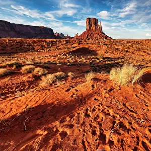 Movie: Monument Valley, illuminated by the evening sun