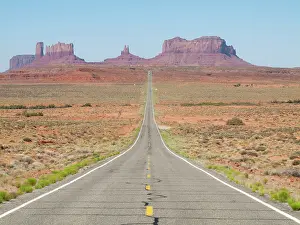 Buttes: Monument Valley - long straight road (US 163) leading