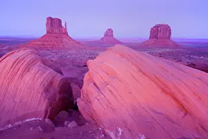 Buttes: Monument Valley - panoramic view into Monument