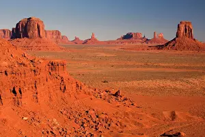 Buttes: Monument Valley - panoramic view into Monument