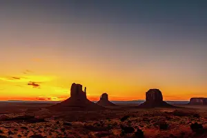 Table: Monument Valley silhouette at the beautiful Augu