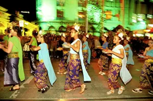 Melbourne: Moomba Festival: night parade.multicultural celebrations