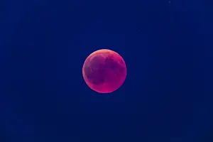 2018: Moon Eclipse - the full moon appears red as it rises