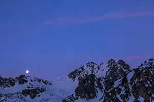 Moonrise: Moon over the mountains at sunrise