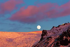 Moonlight: Full moon above Svinafellsj&, x1abd6c;l, evening