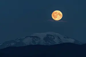 Moonrise: Moonrise over Sn~fell Volcano, Eastern Highlands