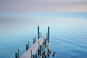 Jetty: Morgenstimmung uber dem Bodensee mit Steg zum See