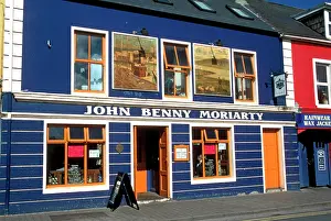 Eire: Moriarty Irish Pub, colorful building facades, Dingle