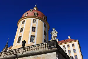 Lodge: Moritzburg Castle, hunter sculpture on the balustrade