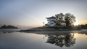 Dessau: Morning atmosphere on the Elbe with clubhouse of