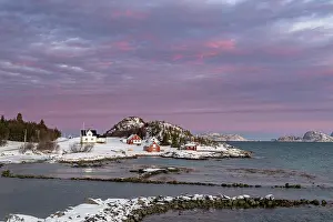 Senja: Morning atmosphere over the houses of Botnhamn