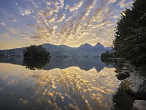 Islet: Morning atmosphere at Lake Lauerz with island