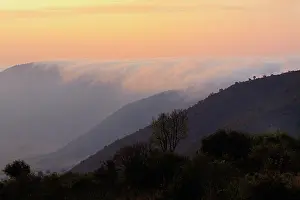 Ngorongoro: Morning mist rolling over crater rim into