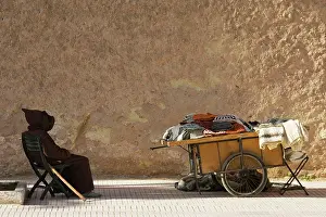 Cart: Morocco - Old man and his handcart with woollens