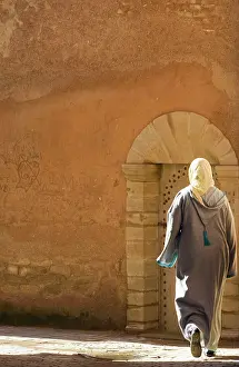 Attractive: Morocco - Woman in the Medina (= the original Arab