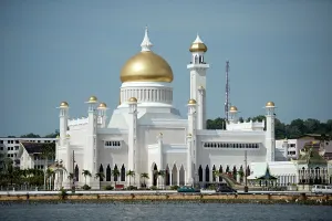 Bandar: Mosque by river Opulent Sultan Omar Ali Saifuddien