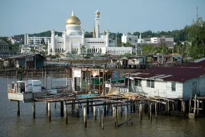 Bandar: Mosque by river Opulent Sultan Omar Ali Saifuddien