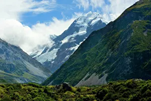 Hooker: Mount Cook - view into Hooker valley and the highest