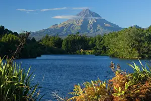 Egmont: Mount Egmont - lake and perfectly cone-shaped volcanoe