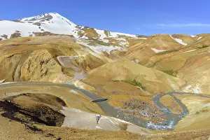 Rises: Mount M&, x6ba9;r rises above the hot spring area