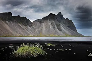 Stokksnes: Mount Vestrahorn with the black lava beach Kirkjusandur