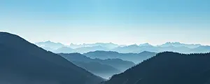 Breitenstein: Mountain chains one behind the other in backlight
