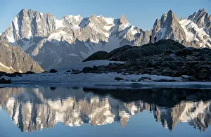 Savoie: Mountain panorama with water reflection in Lac Blanc