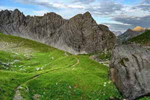 Reutte: Mountain path with Guffelspitze and Lechtaler Alps