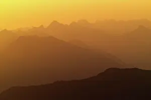 Gallen: Mountain range silhouetted at sunrise