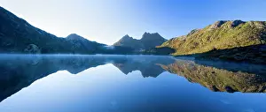 Cradle: Mountain scenery - Dove Lake in front of massive