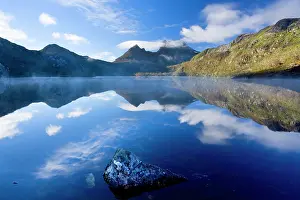 Cradle: Mountain scenery - Dove Lake in front of massive