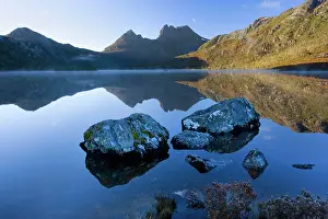 Cradle: Mountain scenery - Dove Lake in front of massive