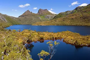Cradle: Mountain scenery - Dove Lake in front of massive