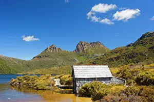 Cradle: Mountain scenery - Dove Lake in front of massive