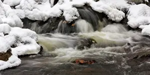Streaming: Mountain stream in winter