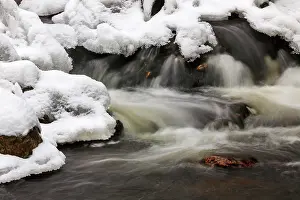 Streaming: Mountain stream in winter
