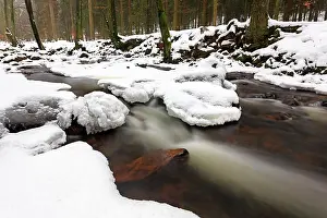 Streaming: Mountain stream in winter
