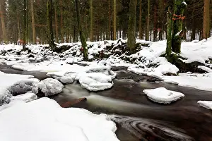 Streaming: Mountain stream in winter