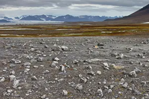 Kvalvagen: Mountains and beach