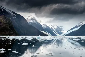 Ohiggins: Mountains with reflection in the water