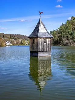 Bell: Nachbau einer Kirchturmspitze im Vorstaubecken vom