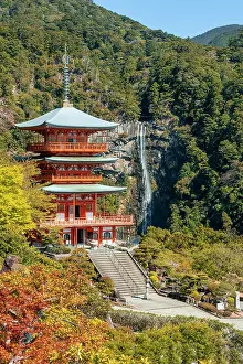 Honshu: Nachi waterfall behind pagoda of Seigantoji Temple