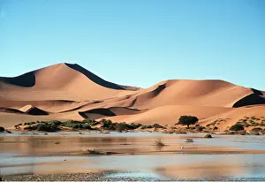 Floods: NAMIB DESERT - Sossusvlei filled with rain water