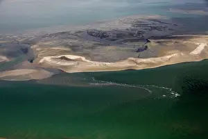 Walvis: Namibia, Walvis Bay. Aerial view of flamingos