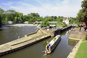 Thames: Narrow Boat - going in to a canal lock